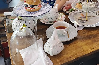 Loose-leaf tea party service with teapots and tiered tray